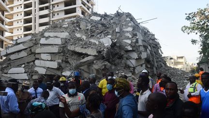 Les décombres de l'immeuble en construction qui s'est effondré le 1er novembre 2021 à Lagos (Nigeria), laissant redouter des morts. (PIUS UTOMI EKPEI / AFP)