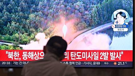 Un homme regarde une émission de télévision qui diffuse les images d'un tir de missile nord-coréen à Séoul (Corée du Sud), le 15 juin 2023. (ANTHONY WALLACE / AFP)