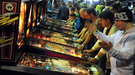 Le 16 juin 2012 &agrave; Br&ecirc;me, en Allemagne, lors d'un championat de flipper. (INGO WAGNER / AFP )