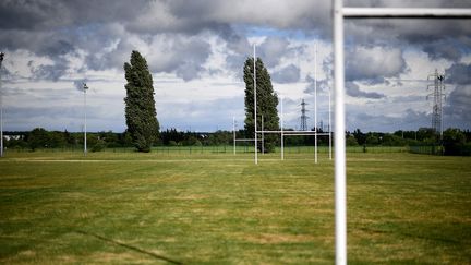 Des terrains de rugby pendant le confinement à Herblay dans le Val-d'Oise, le 30 avril 2020 (photo d'illustration). (FRANCK FIFE / AFP)