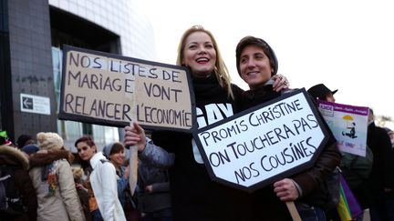 Certains slogans ne manquaient pas d'imagination. (FRED DUFOUR / AFP)