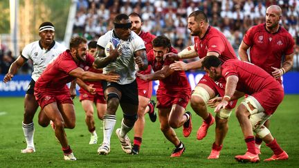 Le Fidjien Levani Botia entouré de défenseurs géorgiens lors du match de Coupe du monde, le 30 septembre 2023. (CHRISTOPHE ARCHAMBAULT / AFP)