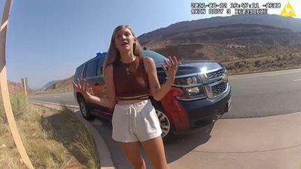 Gabrielle Petito s'entretient avec un officier de police de Moab, dans l'Etat de l'Utah (Etats-Unis), le 12 août 2021, après une altercation avec son compagnon Brian Laundrie. (HANDOUT / MOAB CITY POLICE DEPARTMENT / AFP)