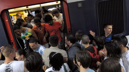 Le RER B, un jour de gr&egrave;ve, le 4 juillet 2009, &agrave; la station Gare du Nord, &agrave; Paris. (BERTRAND LANGLOIS / AFP)