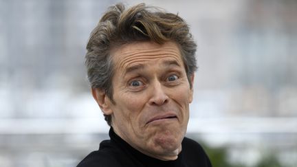 L'acteur américain Willem Dafoe fait la grimace devant les photographes. Il est à l'affiche du film Tommaso d'Abel Ferrara. (CHRISTOPHE SIMON / AFP)