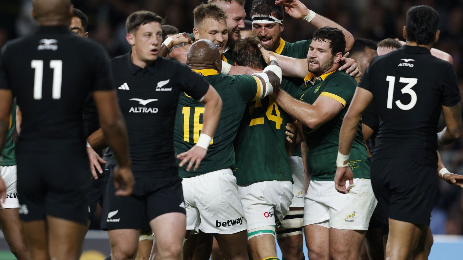 Two weeks before facing France, the All Blacks suffer their worst defeat in their history against the world champions from South Africa.