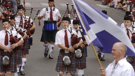 Les Ecossais du "Pitlochry and Blair Atholl Pipe Band" défilent dans les rues de Lorient, le 7 août 2005, lors de la Grande Parade du Festival interceltique de Lorient (FIL).
 (FRANK PERRY / AFP)