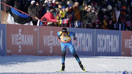 Quentin Fillon Maillet lors de la mass start de Otepää, pour le compte de la Coupe du monde de biathlon, le 12 mars 2022 (ROMAN KOKSAROV / AP)