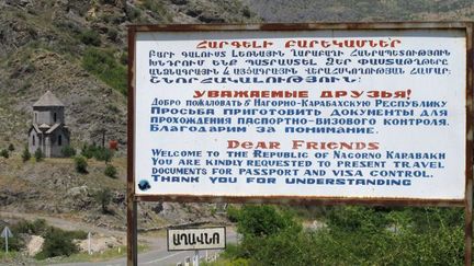 26 juin 2014. A l'entrée de la capitale Stepanakert, un panneau (en arménien, russe et anglais) informe les touristes que des contrôles de passeport et de visas sont effectués à l'entrée du Haut-Karabakh (Nagorny-Karabakh). L'indépendance du Haut-Karabakh n'est pas reconnue par la communauté internationale.  (JENS KALAENE / dpa-Zentralbild / DPA)