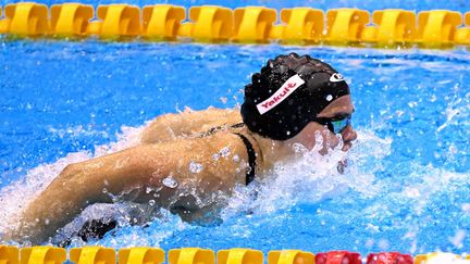 Luana Alonso lors des séries du 100 m papillon, à l'occasion des championnats du monde de natation, à Fukuoka, le 23 juillet 2024. (YUICHI YAMAZAKI / AFP)