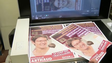 Nathalie Arthaud se lance dans la course à la présidentielle 2022. C'est la troisième fois qu'elle se présente et qu'elle représente le parti d'extrême gauche Lutte ouvrière pour ce scrutin. Elle est en meeting à la Mutualité (Paris), samedi 9 octobre. (FRANCE 2)