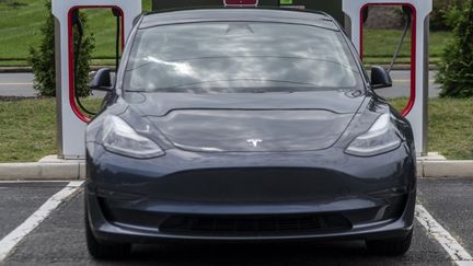 Une voiture du constructeur Tesla dans une station de charge à Arlington (Virginie, Etats-Unis), le 13 août 2021. (ANDREW CABALLERO-REYNOLDS / AFP)