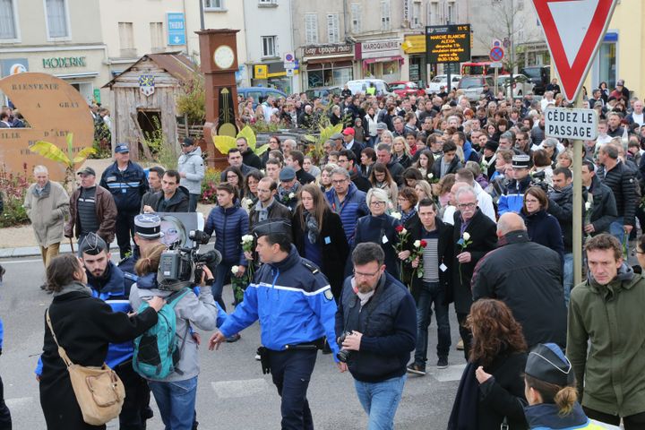 Une marche blanche organisée dans les rues de Gray-la-Ville (Haute-Saône) en mémoire d'Alexia Daval, le 5 novembre 2017. (CHRISTOPHE PETIT TESSON / MAXPPP)