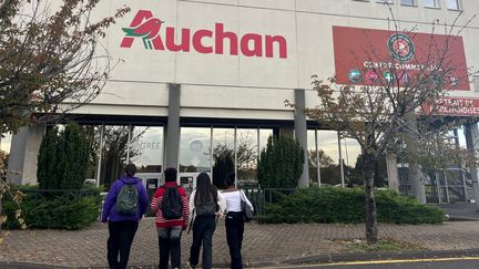 L'hypermarché Auchan Clermont-Ferrand Nord fait partie de la dizaine de magasins du groupe menacés de fermeture. (Manale Makhchoun / FTV)