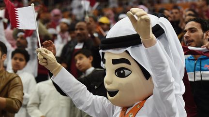 La mascotte du Mondial de handball 2015 organis&eacute; au Qatar lors du match entre le pays organisateur et la Slov&eacute;nie, le 15 janvier 2015 &agrave; Doha. (FAYEZ NURELDINE / AFP)