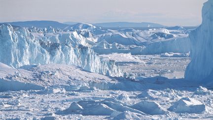 Un glacier dans la baie de Disko, au Groenland, photographi&eacute; le 19 juin 2013. (PHILIP LEE HARVEY / CULTURA CREATIVE / AFP)