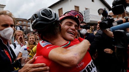 Sepp Kuss (Jumbo-Visma) dans les bras de son coéquipier Attila Valter sur le Tour d'Espagne, le 16 septembre 2023. (OSCAR DEL POZO / AFP)