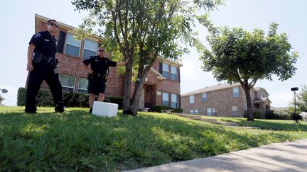 Des policiers montent la garde devant le domicile du suspect de la fusillade de Dallas (Texas), vendredi 8 juillet 2016.&nbsp; (BRANDON WADE / REUTERS)