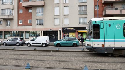 Un tramway à Bobigny (Seine-Saint-Denis), le 6 avril 2022. (THOMAS COEX / AFP)