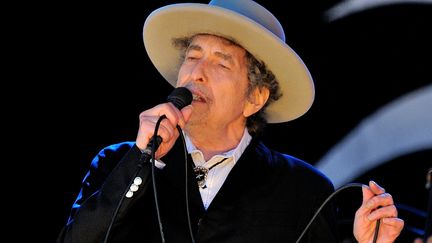 Bob Dylan sur scène au Hop Farm festival (Grande-Bretagne) le 30 juin 2012. (GUS STEWART / REDFERNS / GETTY)