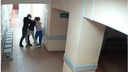 Capture d'écran de la vidéo de l'altercation violente entre un homme et deux infirmières dans un hôpital en Russie. (METRONEWS)