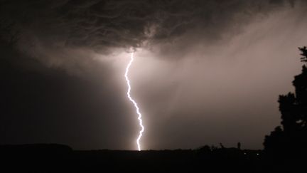 La foudre s'abat sur Chisseaux (Indre-et-Loire), le 8 juillet 2010. (ALAIN JOCARD / AFP)