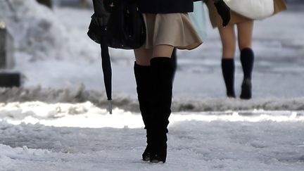 Des femmes marchent dans la rue &agrave; Tokyo (Japon), le 9 f&eacute;vrier 2014. (TORU HANAI / REUTERS)