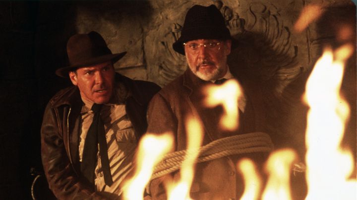 Harrison Ford et Sean Connery dans "Indiana Jones et la Dernière Croisade", troisième volet de la saga sorti en 1989. Connery interprète Henry Jones, le père du héros, bien qu'en réalité, l'acteur n'ait que 12 ans de plus qu'Harrison Ford. (MURRAY CLOSE / MOVIEPIX)