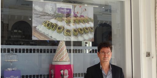 Ahmed Masmoudi devant la vitrine de l'une des boutiques de son entreprise à Sfax. (FTV - Laurent Ribadeau Dumas)