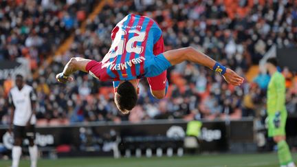 Pierre-Emerick Aubameyang célèbre son premier but avec Barcelone, dimanche 20 février, à Valence. (MANUEL BRUQUE / EFE)