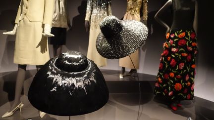 Ici sont représentés des chapeaux appartenant à la collection printemps-été et automne-hiver 1962. Dès sa première collection en 1962, les vêtements sont accessoirisés. Ils terminent la silhouette en leur conférant une véritable stature. Ceux-ci sont les uniques témoignages de modèles disparus. Ils sont tellement incroyables que l'envie de les porter est pressante. 
 (Corinne Jeammet)