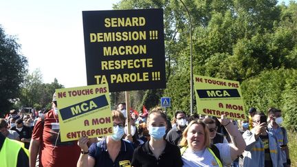 Des salariés du site de Renault à Maubeuge (Nord) manifestent pour sauver leur emploi, le 30 mai 2020. (FRANCOIS LO PRESTI / AFP)