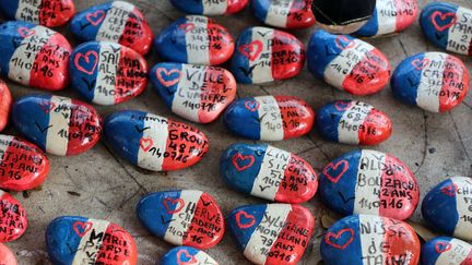 Des galets en hommage aux victimes de l'attentat du 14-Juillet sont disposés à Nice (Alpes-Maritimes), le 9 février 2017. (VALERY HACHE / AFP)