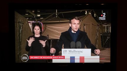 Le président Emmanuel Macron s'exprime depuis l'hôpital militaire de campagne de Mulhouse (Haut-Rhin), le 25 mars 2020.&nbsp; (LILIAN CAZABET / HANS LUCAS)