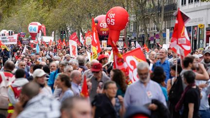 Une manifestation contre l'austérité et pour l'augmentation des salaires et l'égalité femmes-hommes, à Paris, le 13 octobre 2023. (LAURE BOYER / HANS LUCAS / AFP)