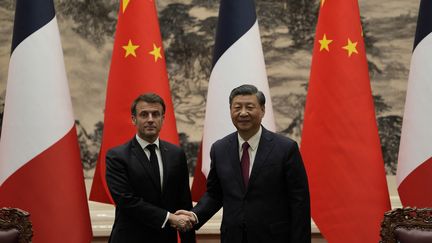 Emmanuel Macron et Xi Jinping à Pékin, lors d'une visite d'Etat du président français en Chine, le 6 avril 2023. (NG HAN GUAN / AFP)