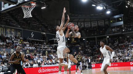 William Howard (Asvel) se dresse devant Mike James (Monaco) lors du match 2 de la finale du championnat de France Elite de basket à Villeurbanne, le 17 juin. (ROMAIN BIARD / ISPORTS)