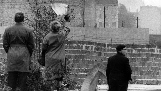 &nbsp; (Le Mur de Berlin à Bernauer Strasse en 1961. © Maxppp)
