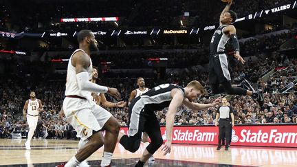 Dejounte Murray et Davis Bertans (San Antonio) face à LeBron James (Cleveland). (RONALD CORTES / GETTY IMAGES NORTH AMERICA)