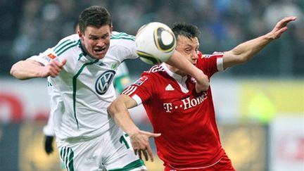 Ivica Olic (Bayern Munich) au duel avec le défenseur Alexander Madlung (Wolfsburg). (RONNY HARTMANN / DDP)