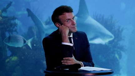 Emmanuel Macron à l'Oceanarium de Lisbonne, le 30 juin 2022. (LUDOVIC MARIN / AFP)