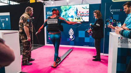 Des visiteurs assistent présents sur le stand de la gendarmerie lors de la journée d'ouverture du salon Paris Games Week, le 2 novembre 2022. (BENJAMIN GUILLOT-MOUEIX / HANS LUCAS via AFP)