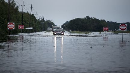 Des routes inondées après le passage de la tempête Harvey, le 30 août 2017 à Crosby, au Texas (Etats-Unis).&nbsp; (BRENDAN SMIALOWSKI / AFP)