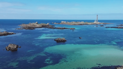 Le 13 Heures vous emmène, vendredi 26 avril, dans le Pays des Abers, dans le Finistère.  Un lieu où la mer, parfois aux teintes turquoise, se fond dans le paysage.