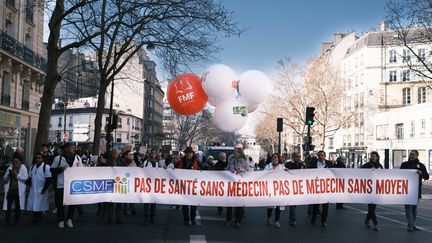 Une manifestation de médecins libéraux, le 14 février 2023, à Paris. (ANNA MARGUERITAT / HANS LUCAS / AFP)