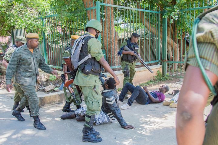 Les manifestations de l'opposition sont sévèrement réprimées comme ici à Lusaka, la capitale de la Zambie, le 23 décembre&nbsp; 2020. Deux sympathisants du UPND ont trouvé la mort alors qu'ils réclamaient la libération de leur leader,&nbsp;&nbsp;Hakainde Hichilema, interrogé par la police. (SALIM DAWOOD / AFP)