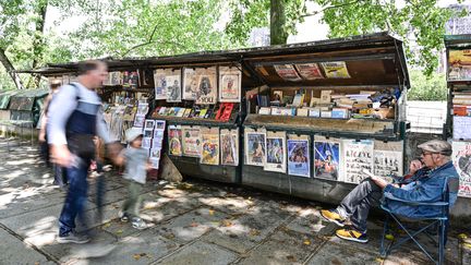 Des bouquinistes le long de la Seine, à Paris, le 12 août 2023. (MIGUEL MEDINA / AFP)