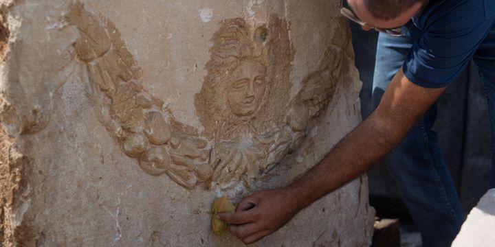 La riche ornementation est intacte sur un des côtés du sarcophage.
 (Menahem Kahana / AFP)