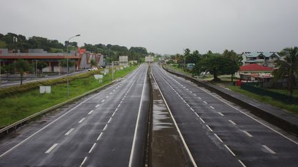 Une route déserte à Petit-Bourg, en Guadeloupe, lors du passage de l'ouragan Tammy, le 21 octobre 2023. (CEDRICK ISHAM CALVADOS / AFP)