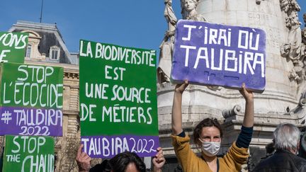 Banderoles Taubira 2022 durant une Manifestation pour une vraie loi climat. Paris, 28 mars 2021 (SANDRINE MARTY / HANS LUCAS via AFP)